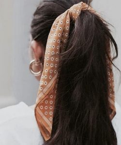 An effortless way to flaunt your wavy hairstyle with a bandana 